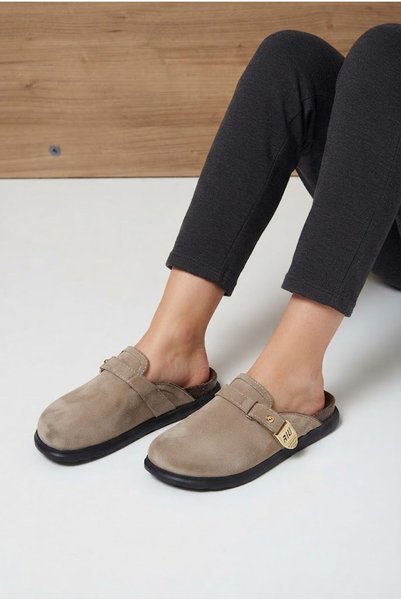 ShoeTek شبشب نسائي من رالينا بشريط ومشبك من الجلد السويدي باللون البيج
