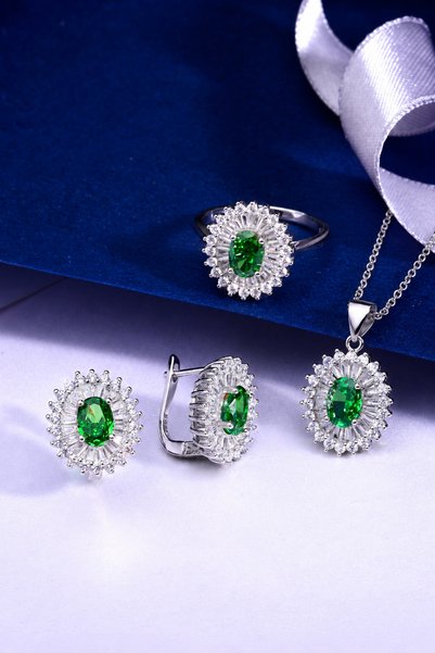 innuendo jewelery 925 Ayar Gümüş Zümrüt Yeşili Taşlı Oval Baget Detaylı Kolye Küpe ve Yüzük Seti