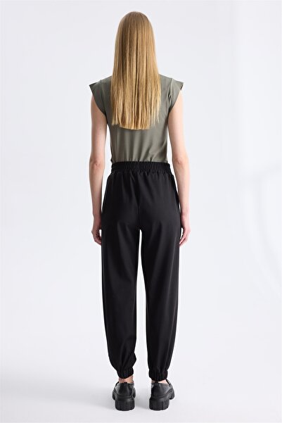 on Pantaloni de damă cu buzunare laterale și picior elastic, negri