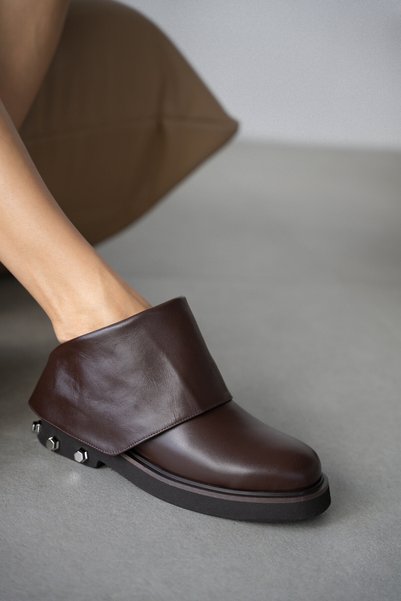 selin shoes حذاء نسائي من الجلد الطبيعي من فيلور مع تفاصيل إكسسوارات معدنية -...