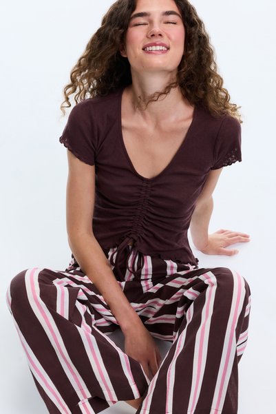 Penti Braunes Schlafmodus-Pyjama-Set mit gestreiften Kurzarmhosen