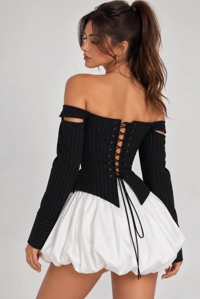Cool & Sexy Kadın Siyah Çizgili Düşük Omuz Korse Bluz ve Beyaz Balon Mini Etek İkili Takım