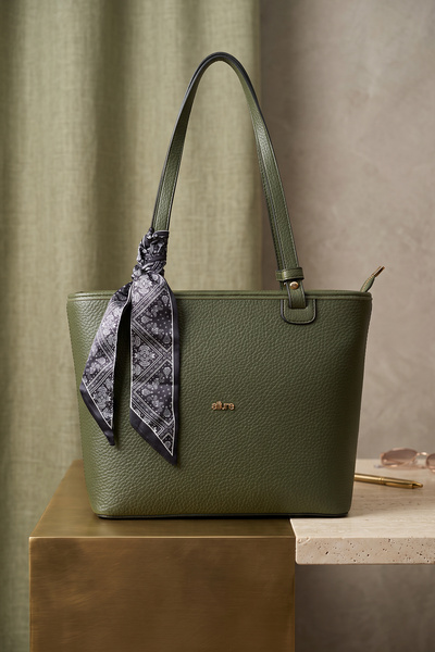 LYRA Bags & Accessories حقيبة كتف فيرونا الفاخرة من الجلد الصلب مع إكسسوارات ...