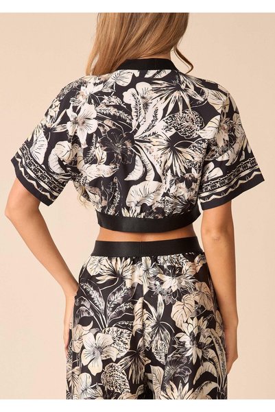 Marilyn Bluză Golden Moon din satin moale cu imprimeu tropical în auriu și bej. Croială lejeră, inspirată de kimono, decolteu în V petrecut, mâneci scurte cu umeri căzuți și bandă elastică sub bust.