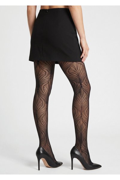 Marilyn Dresuri Allure I002 40 DEN cu linii ondulate în formă de evantai, inspirate de frunze și pene. Model pe toată lungimea piciorului, cusătură plată, talie elastică confortabilă și întărire invizibilă la vârf.