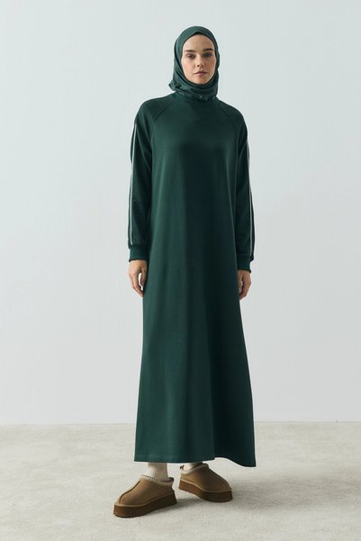 QANU فستان بيليس باللون الأخضر