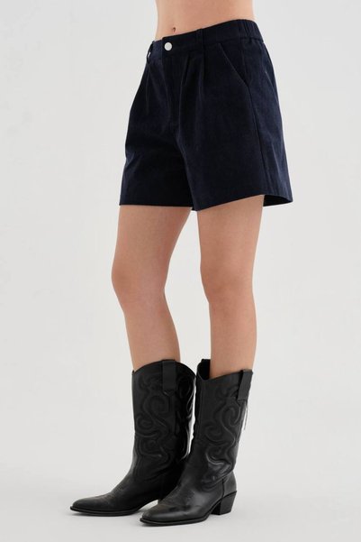 tw3 Pantaloni scurți de damă din velur, cu pliuri în față și design elastic pe centura din spate