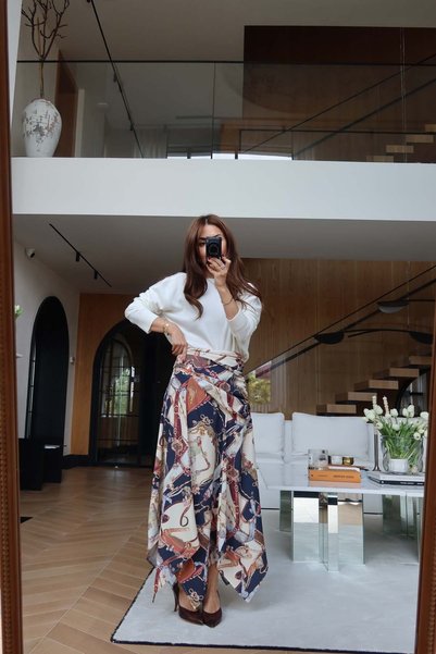 Özge Özgenç تنورة منقوشة غير متناظرة