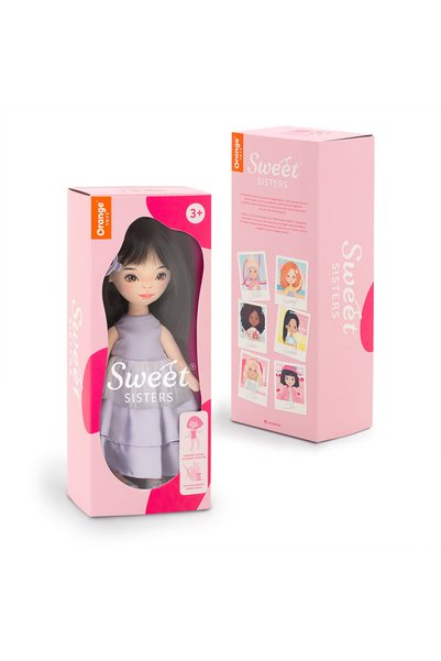 Orange Toys Lilu într-o rochie mov – Păpușă de Pluș Premium Sweet Sisters (32 cm)