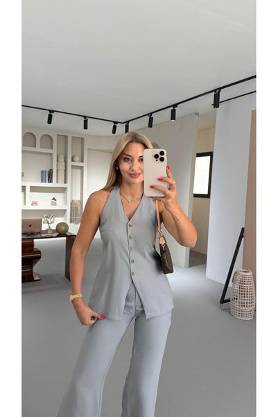Sezgi Tekin Vestă gri fum cu detaliu la spate cu nasturi osoase