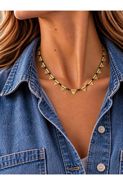 Sacha Accessories Üçgen Plaka Formlu Yeşil Detaylı Mat Gold Kolye