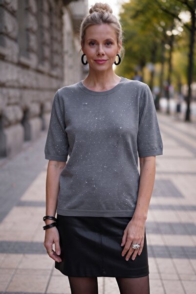 Chiccy Pulover gri melanj cu guler tip crew, mânecă scurtă, decolteu la spate...