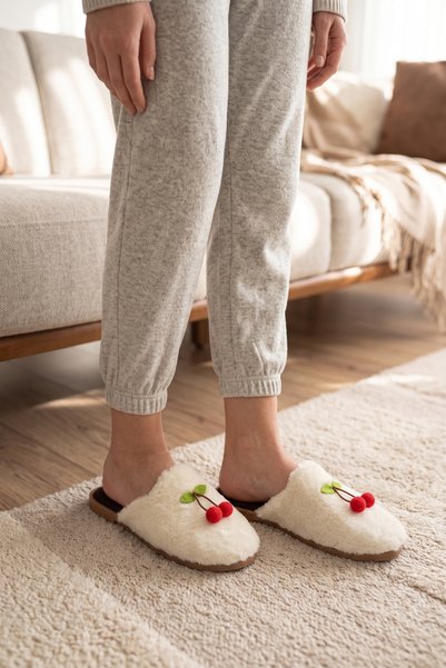 Moda Devrin Kadın Krem Kiraz Süslemeli Yumuşak Peluş Kapalı Uç Ev Terliği