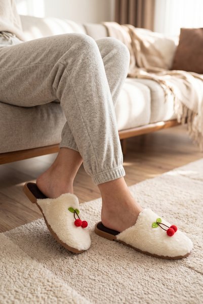 Moda Devrin Kadın Krem Kiraz Süslemeli Yumuşak Peluş Kapalı Uç Ev Terliği