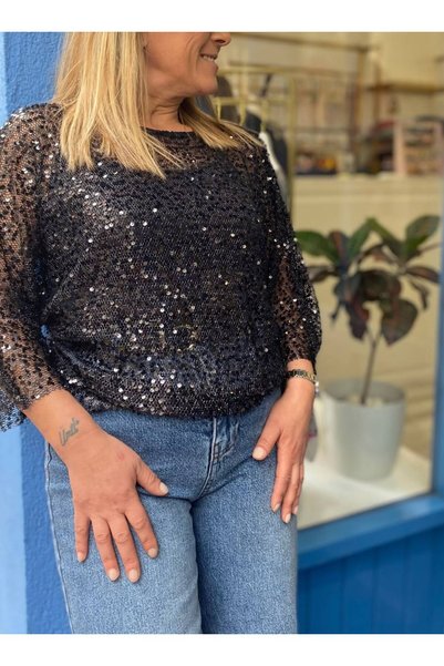Qualia Butik بلوزة نسائية بياقة قاربية مزينة بالترتر