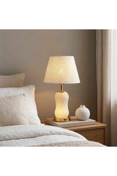 AL IALM An elegant table lamp with warm lighting and a touch of luxury.