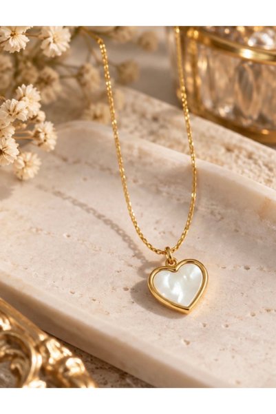 Nilove Concept Aksesuar Elegant Women's Necklace with Heart Figure in Gold Color and White Appearance