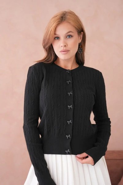 Park Karon سترة نسائية محبوكة بياقة دائرية وتفاصيل أزرار ونسيج ناعم