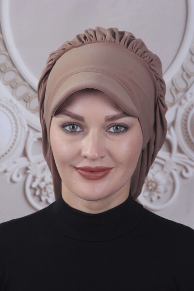METKAR تصميم قبعة متدلية الطبقات بلون الكراميل