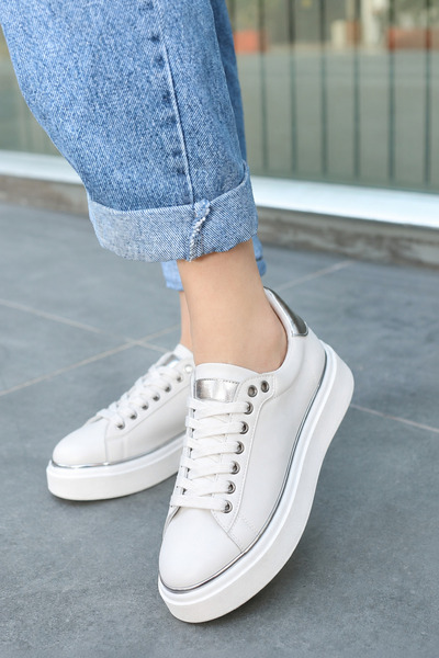 Dila Shoes حذاء رياضي نسائي من Nera بتفاصيل فضية اللون