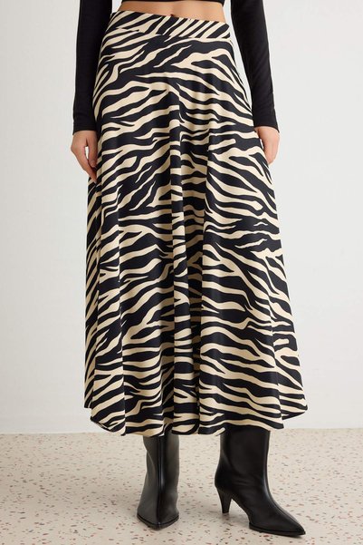 TRENDYOLMİLLA Siyah Zebra Desenli Maxi Saten Etek TWOAW27ET00159