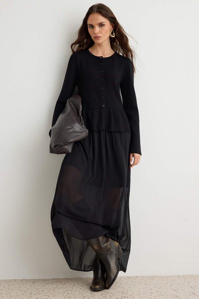 Trendyol Collection فستان ماكسي أسود من التريكو مع تنورة منسوجة من الأسفل وتفاصيل بطانة TWOAW27EL00158