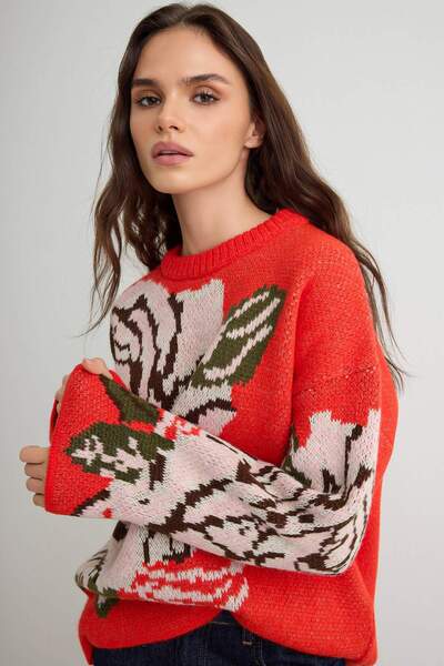 Trendyol Kollektion Roter, mit Blumen bestickter, dicker, super übergroßer St...