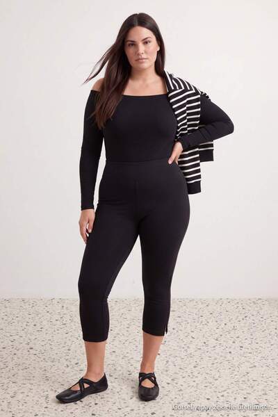 Trendyol Curve بنطلون كابري أسود عالي الخصر مقاس كبير TBBAW27BV00012