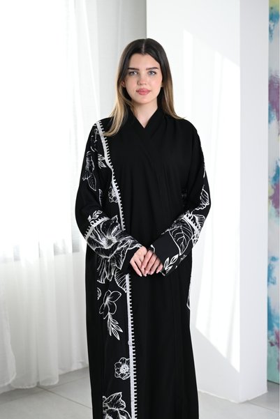 OEMS عبايه كريب ورورد ابيض واسود N238