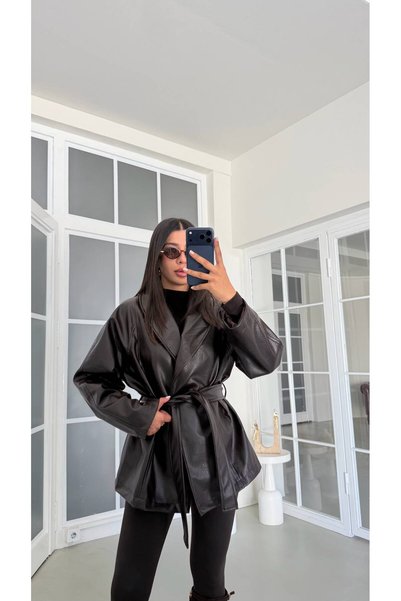 qeteen Kadın Deri Görünümlü ZR Model Kuşaklı Geniş Yaka Oversize Viral Ceket