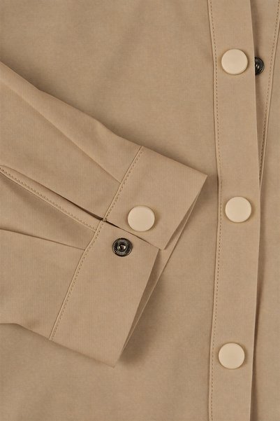 goffra Women's Form-Fitting Snap Shirt with Adjustable Waist, Stylish, Comfortable Cut, Milk Coffee Color