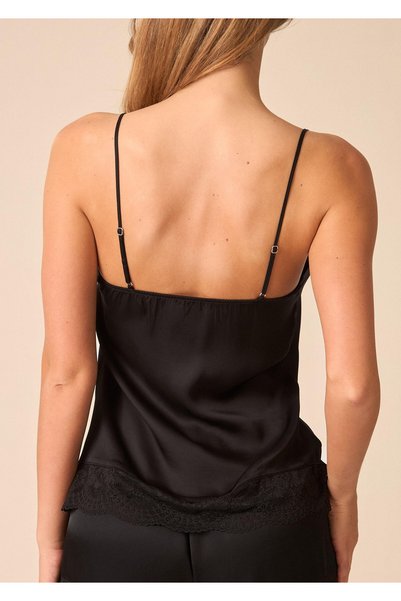 Marilyn Top de pijama Olimpia din satin moale de viscoză cu o strălucire subtilă. Croială în linie A, decolteu în V, dantelă neagră la decolteu și la tiv.