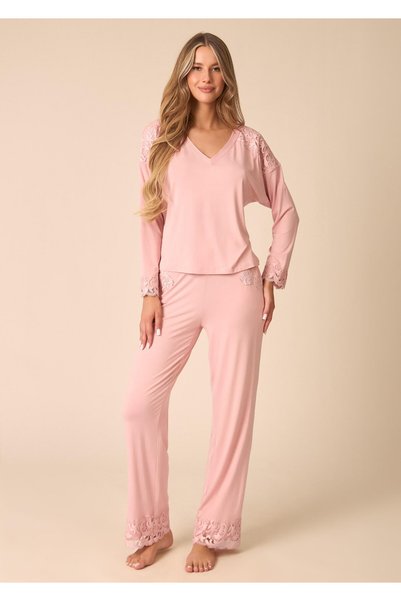Marilyn Pijamale Smooth Dream din bambus moale, cu o atingere mătăsoasă și broderie franceză 3D. Bluză lejeră cu decolteu în V și mâneci lungi, pantaloni largi cu buzunare