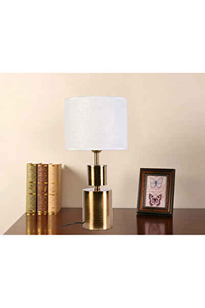 AL IALM An elegant table lamp with warm lighting and a touch of luxury.