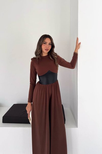 Dipmoda Salopetă de damă din piele maro, cu detalii tip corset și mâneci lungi, model palazzo DPK5046
