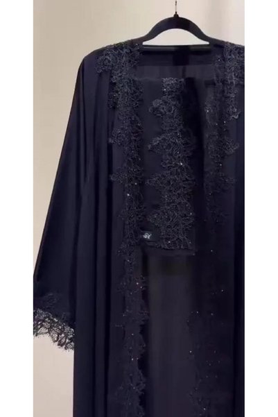 Rosana عباية ميلاف عباية سوداء تجمع بين الفخامه والرقي الانثوي من خلال الياقة...