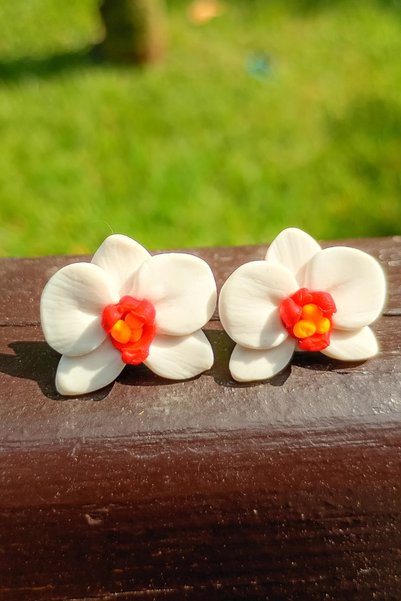 Handmade Cercei orhidee albe cu roșu