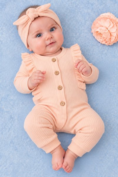 Rocha Baby طقم رومبير للأطفال مزين بكشكشة وأزرار خشبية وربطة شعر