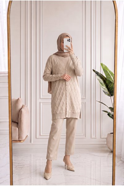 MİHRA STORE كارديجان صغير مزين بأزرار ذهبية بنمط البقلاوة من سابينور - SY3290...