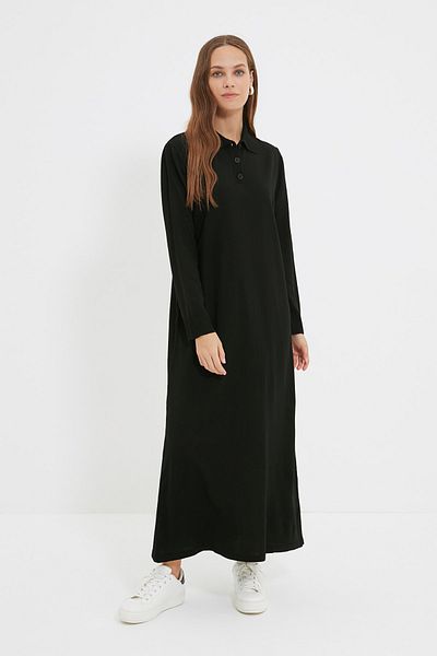 Trendyol Modest Schwarzes gestreiftes Strickkleid mit Polokragen TCTAW22EB0212