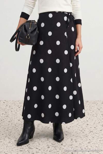 Trendyol Modest تنورة حجاب منسوجة منقطة باللونين الأسود والأبيض بدون بطانة TC...