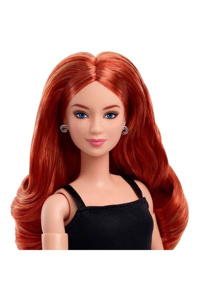 Barbie Basics koleksiyona uygun bebek, siyah elbisesi ve platform topuklu ayakkabılarıyla kızıl kıvırcık saçlı Model 04