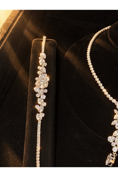 rive.jewelry Zirkon Taşlı Rodyum Kaplama Takı Seti, şıltılı zirkon taşları ve yaprak desenli modern tasarımı sayesinde her kombine lüks bir dokunuş katar.