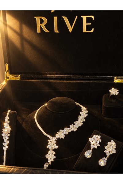 rive.jewelry Zirkon Taşlı Rodyum Kaplama Takı Seti, şıltılı zirkon taşları ve yaprak desenli modern tasarımı sayesinde her kombine lüks bir dokunuş katar.