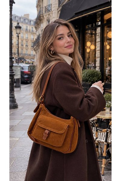BALIENTE حقيبة كروس بحزام مغطاة بمظهر جلد الغزال البني مقاس 29x20 سم