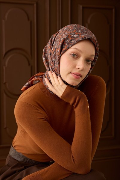 Silk Home وشاح فيلورا بتصميم تجريدي بلون بني فاتح