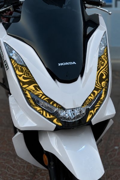 Banxtre ملصق تصميم مصباح أمامي بنمط iLeaf من Honda PCX Wide Mold (متوافق مع م...