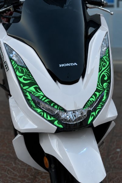 Banxtre ملصق تصميم مصباح أمامي بنمط iLeaf من Honda PCX Wide Mold (متوافق مع م...
