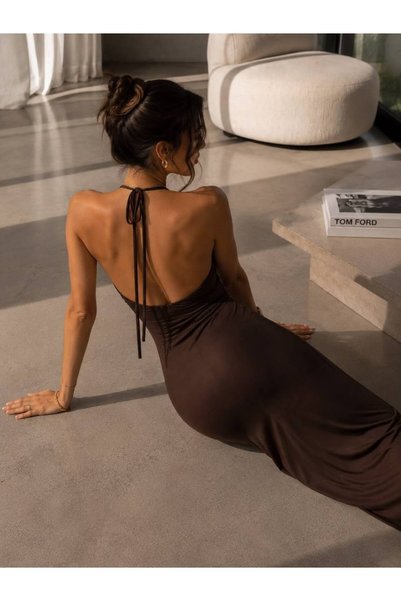 Dressia فستان طويل أساسي مع تفاصيل إكسسوارات
