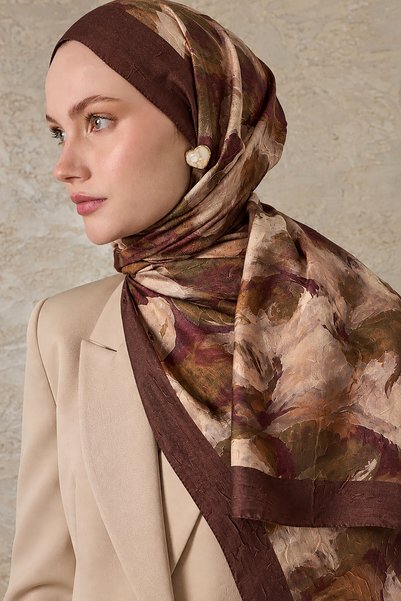 SilkTouch شال كتان بنمط القماش البني